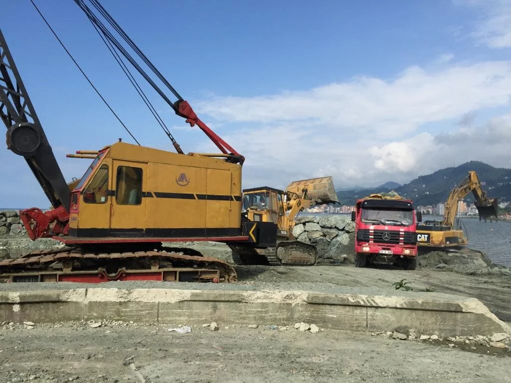 Rize Sahil Tahkimatları projesinde kıyı koruma ve kaya dolgu çalışmaları