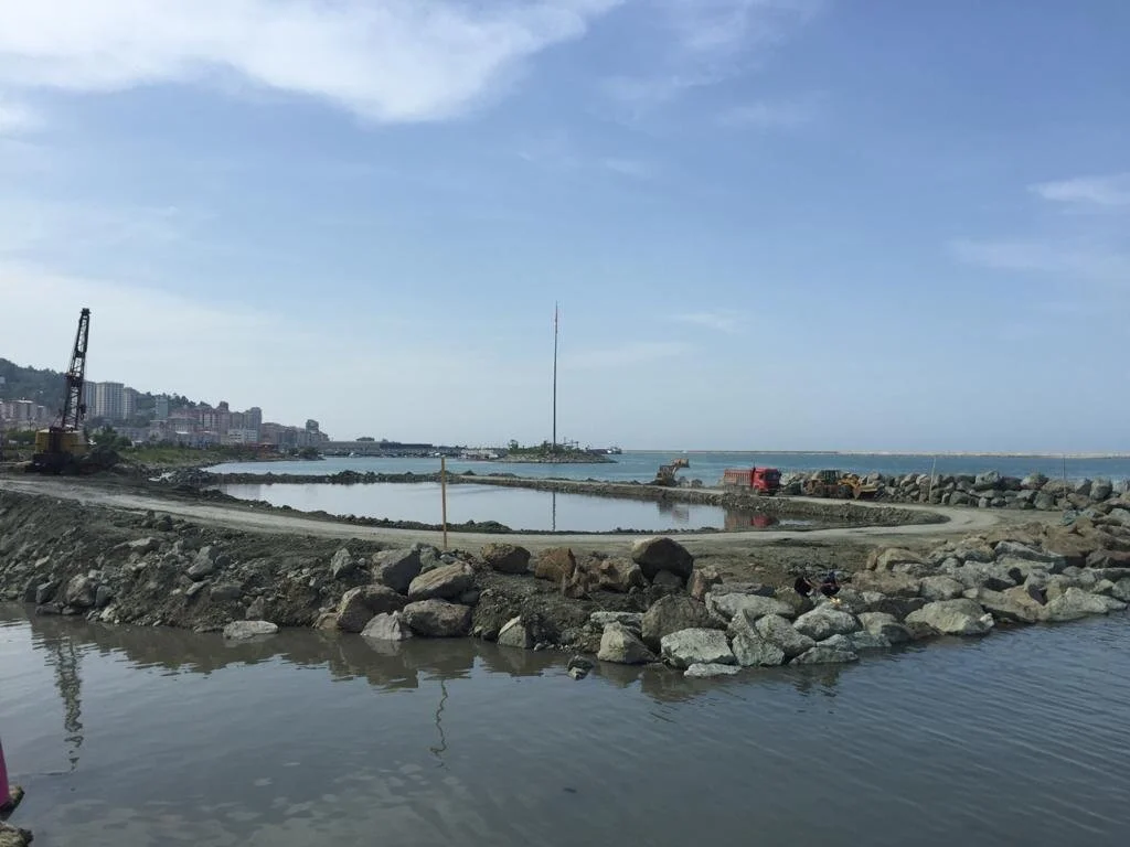 Rize kıyısında sahil tahkimatı ve dolgu çalışmalarının genel görünümü